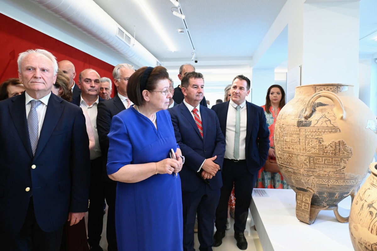 Ξενάγηση της Υπουργού Πολιτισμού στη μόνιμη έκθεση του Αρχαιολογικού Μουσείου Άργους. Πηγή εικόνας: ΥΠΠΟ.