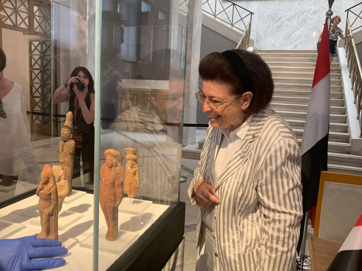 Η Υπουργός Πολιτισμου Λίνα Μενδώνη με τις αιγυπτιακές αρχαιότητες που επιστρέφει η Ελλάδα στην Αίγυπτο. Πηγή εικόνας: ΥΠΠΟ.