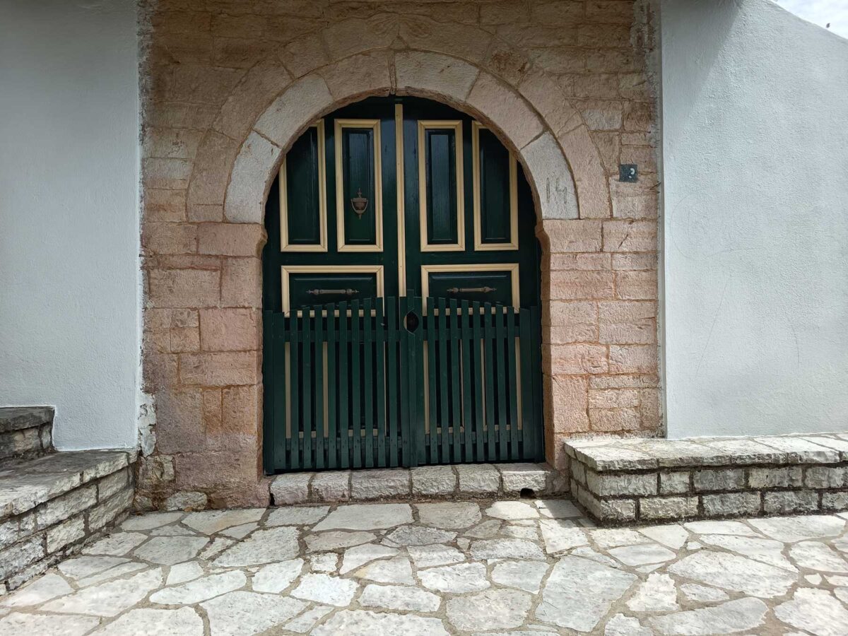 Στο Φοινίκι, ένα χωριό «μνημείο αρχιτεκτονικής», λίγα μόλις χιλιόμετρα από την πόλη της Ηγουμενίτσας. Πηγή εικόνας: ΑΠΕ-ΜΠΕ.