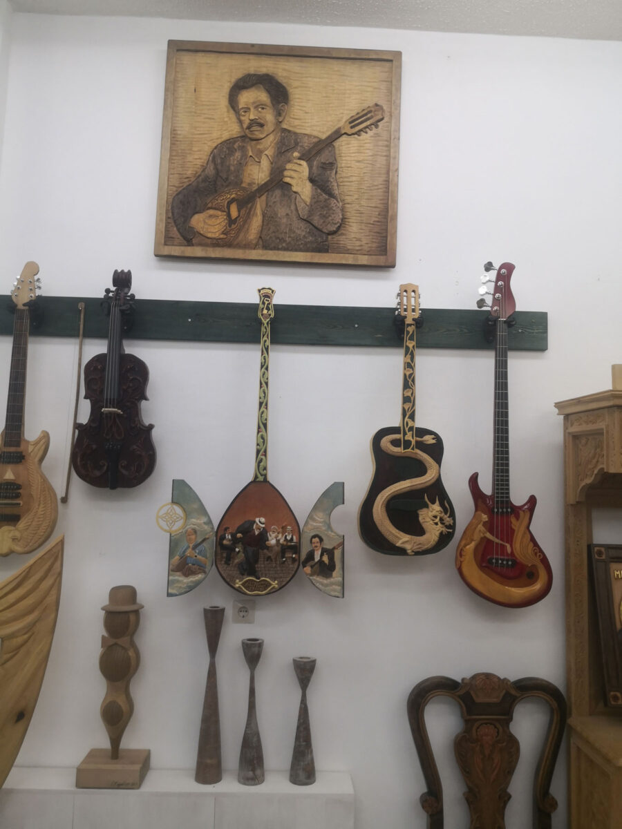 Στην Ξυλογλυπτική Σχολή Καλαμπάκας που διατηρεί ζωντανή μια παράδοση αιώνων και μεταφέρει την τέχνη του ξύλου από γενιά σε γενιά. Πηγή εικόνας: ΑΠΕ-ΜΠΕ.