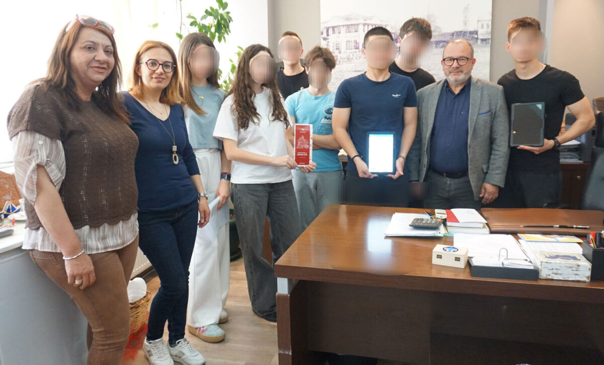 Στις αρχές Μαΐου, οι μαθητές επισκέφθηκαν τον δήμαρχο Κομοτηνής Γιάννη Γκαράνη, στον οποίο παρουσίασαν την εφαρμογή. Πηγή εικόνας: 3ο Πειραματικό ΓΕΛ Κομοτηνής / Δήμος Κομοτηνής.
