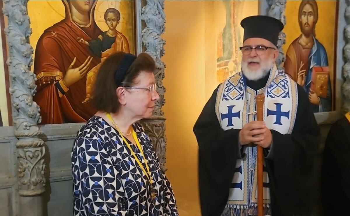 Ο Μητροπολίτης Κώου και Νισύρου περικόσμησε την Υπουργό Πολιτισμού με τον Χρυσό Σταυρό της εν Δωδεκανήσω Εκκλησίας. Πηγή εικόνας: ΥΠΠΟ.