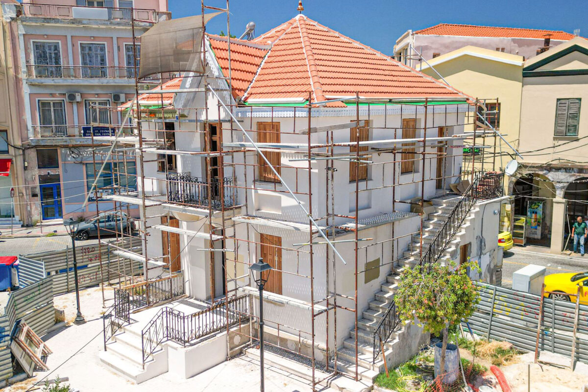 Σε λίγους μήνες, το παλιό Λιμεναρχείο θα στεγάσει στο ισόγειο του το κέντρο πληροφόρησης και το γραφείο Τουρισμού του Δήμου Μυτιλήνης, ενώ ο πάνω όροφος διαμορφώνεται ως χώρος εκθέσεων και άλλων πολιτιστικών δράσεων. Πηγή εικόνας: Δήμος Μυτιλήνης.