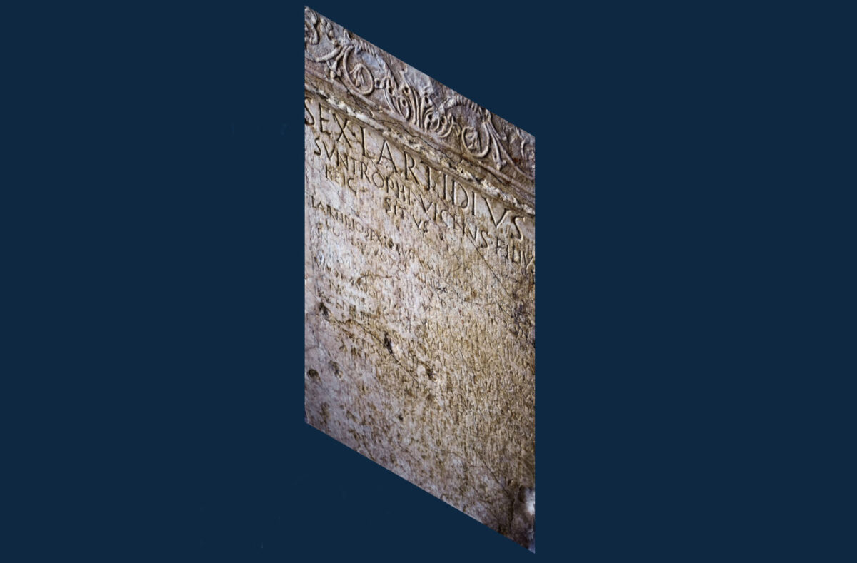 Στο επίκεντρο της εκδήλωσης βρίσκεται μια επιτύμβια στήλη που παραδόθηκε από ιδιώτη στην Αθήνα, χωρίς να είναι γνωστή η προέλευσή της. Πηγή εικόνας: ΕΦΑ Αχαΐας.