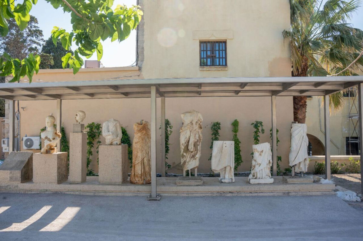 Υπαίθρια έκθεση γλυπτών στον αρχαιολογικό χώρο της Περβόλας. Πηγή εικόνας: ΥΠΠΟ.