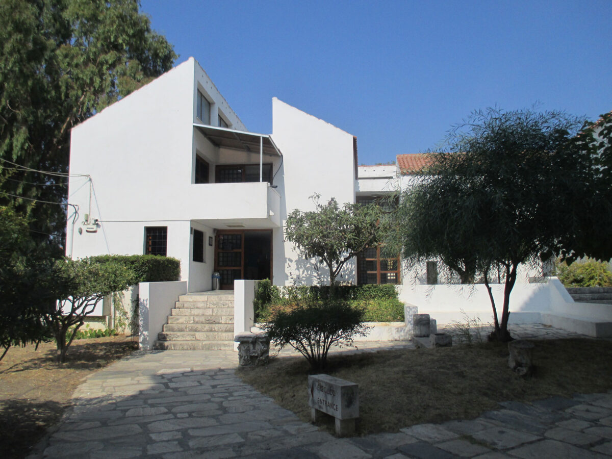 Το Αρχαιολογικό Μουσείο στο Βαθύ της Σάμου. Πηγή εικόνας: Wikimedia Commons (Creative Commons Attribution-Share Alike 4.0 International license).