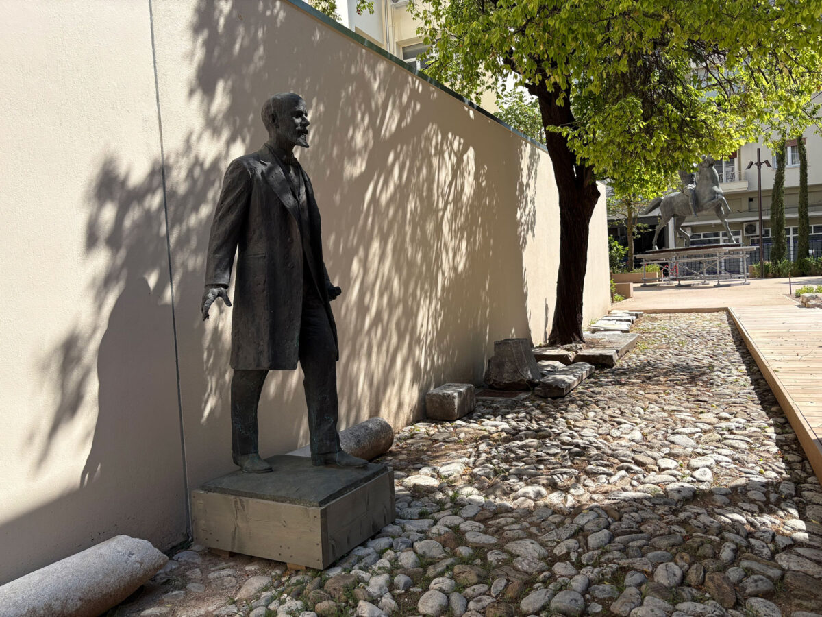 Γλυπτό του Γιάννη Παππά στον περιβάλλοντα χώρο του Σαντιρβάν. Πηγή εικόνας: Μουσείο Μπενάκη.