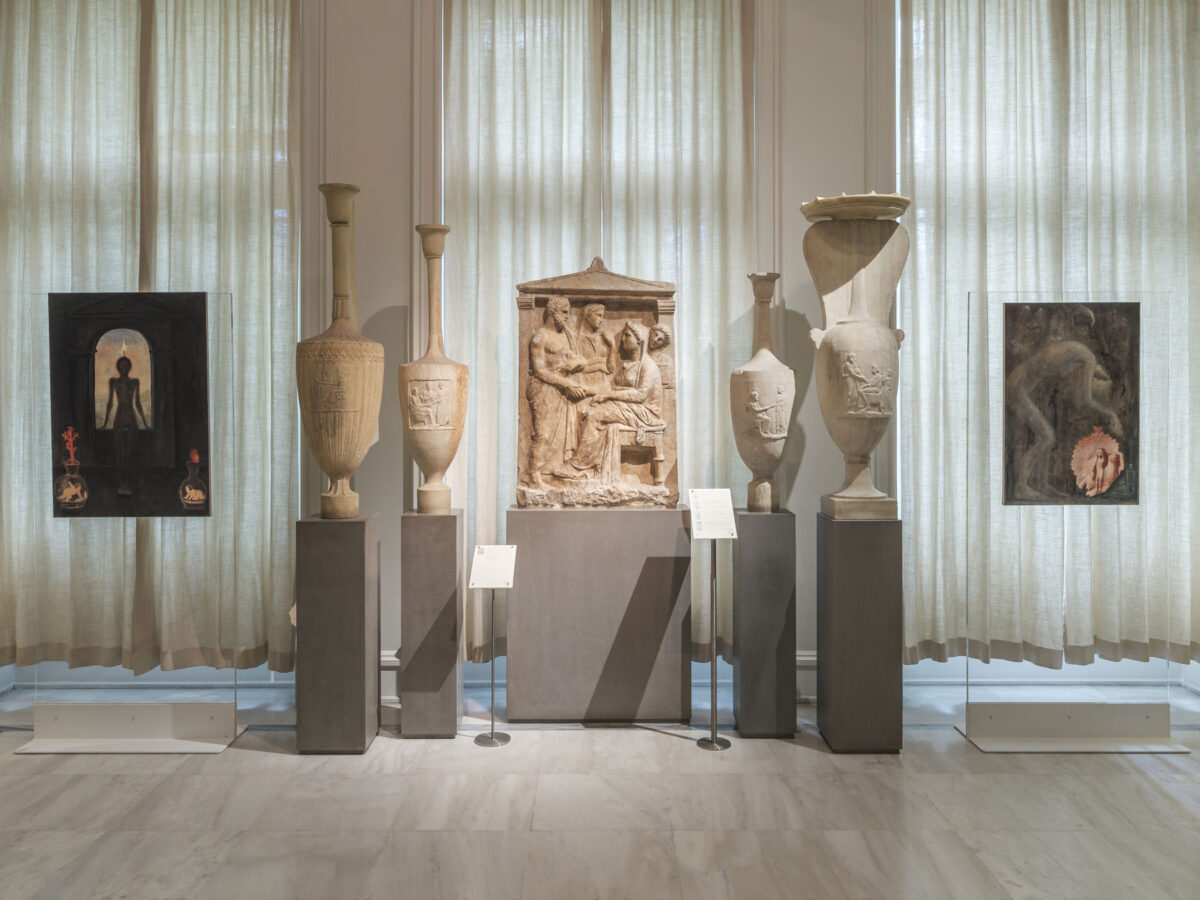 «Aleksandra Waliszewska: Η Εισβολή της Αρχαιότητας». Άποψη της έκθεσης που παρουσιάζεται στο Μουσείο Μπενάκη Ελληνικού Πολιτισμού. Πηγή εικόνας: Μουσείο Μπενάκη.