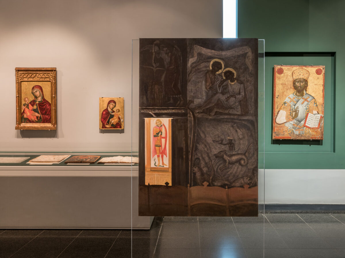 «Aleksandra Waliszewska: Η Εισβολή της Αρχαιότητας». Άποψη της έκθεσης που παρουσιάζεται στο Μουσείο Μπενάκη Ελληνικού Πολιτισμού. Πηγή εικόνας: Μουσείο Μπενάκη.