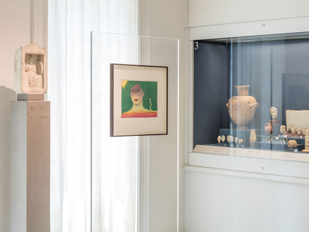 «Aleksandra Waliszewska: Η Εισβολή της Αρχαιότητας». Άποψη της έκθεσης που παρουσιάζεται στο Μουσείο Μπενάκη Ελληνικού Πολιτισμού. Πηγή εικόνας: Μουσείο Μπενάκη.