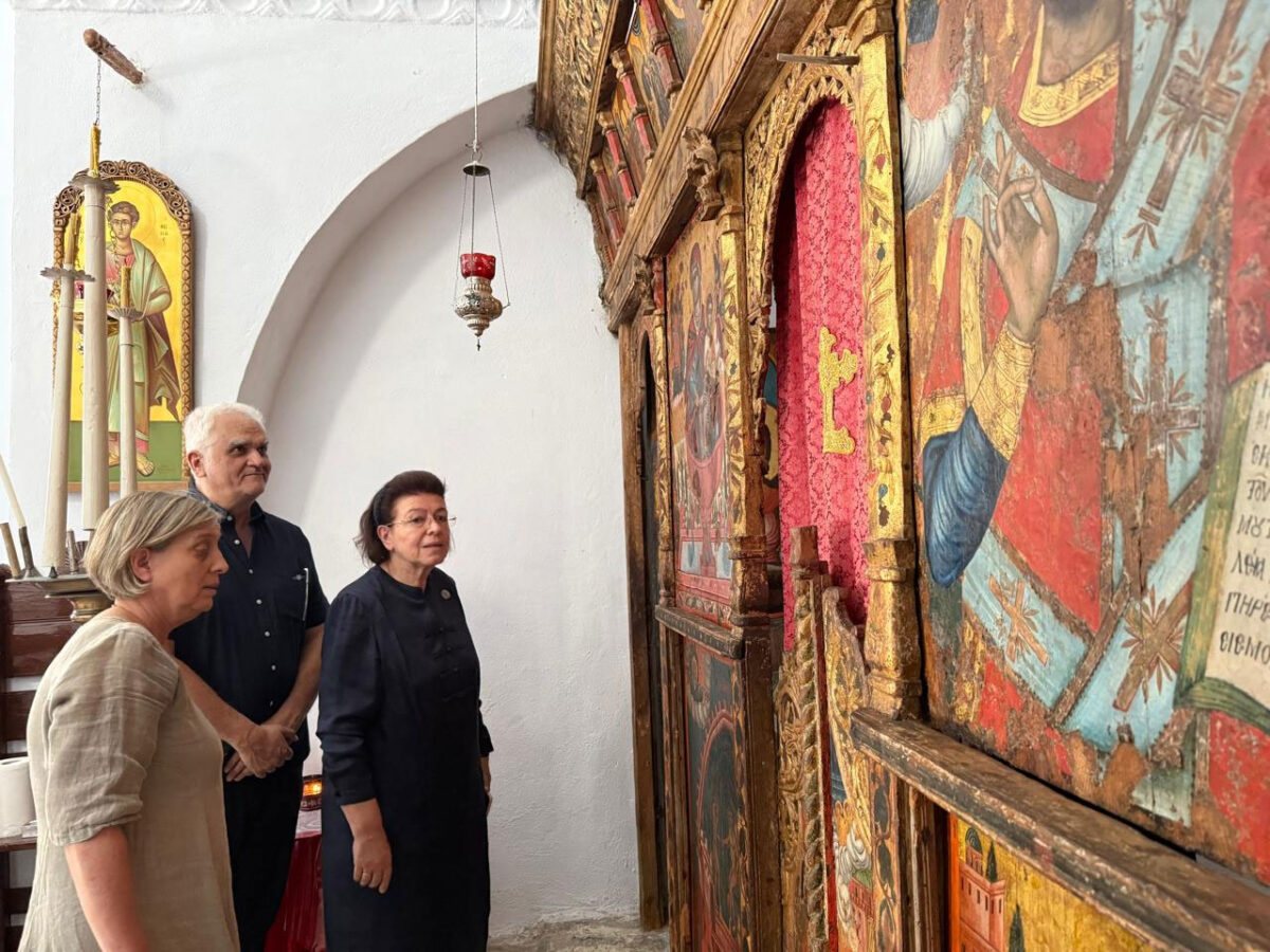 Η Λίνα Μενδώνη, η Μαρία Μερτζάνη και ο Δημήτρης Αθανασούλης στην εκκλησία της Ζωοδόχου Πηγής, στη Χώρα Αμοργού. Πηγή εικόνας: ΥΠΠΟ.