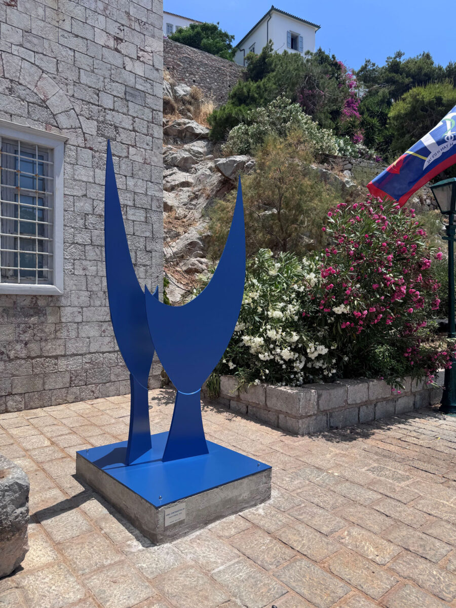 «Anadyomene», 2026, αλουμίνιο, ηλεκτροστατική βαφή / Βένια Δημητρακοπούλου. Πηγή εικόνας: ΑΠΕ-ΜΠΕ.