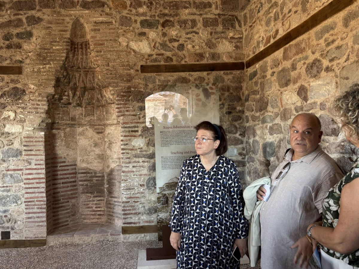 Η Λίνα Μενδώνη στο οθωμανικό ιεροδιδασκαλείο στο Κάστρο Μυτιλήνης. Πηγή εικόνας: ΥΠΠΟ.