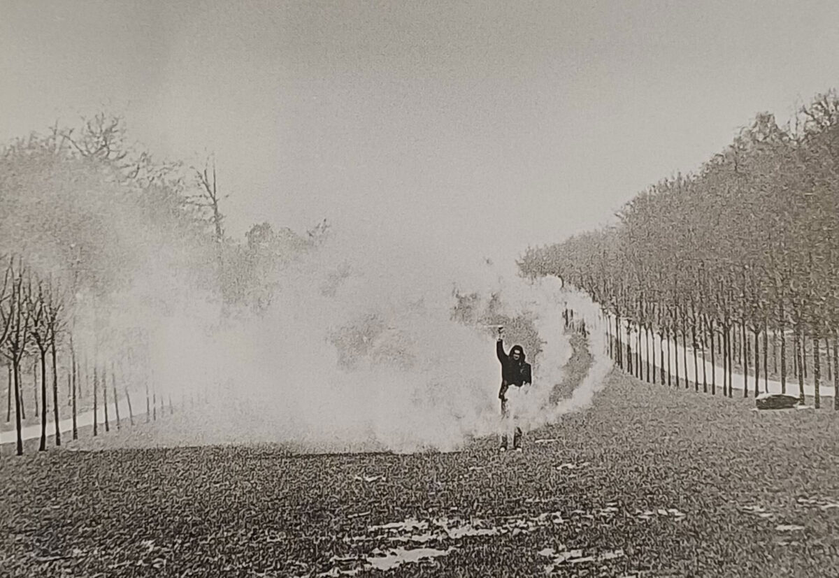 Δημήτρης Αληθεινός,«Γραφή στο χώρο Β», 1975, φωτογραφία performance. Δωρεά Λεωνίδα Μπέλτσιου. Πηγή εικόνας: MOMUS-Μουσείο Σύγχρονης Τέχνης.
