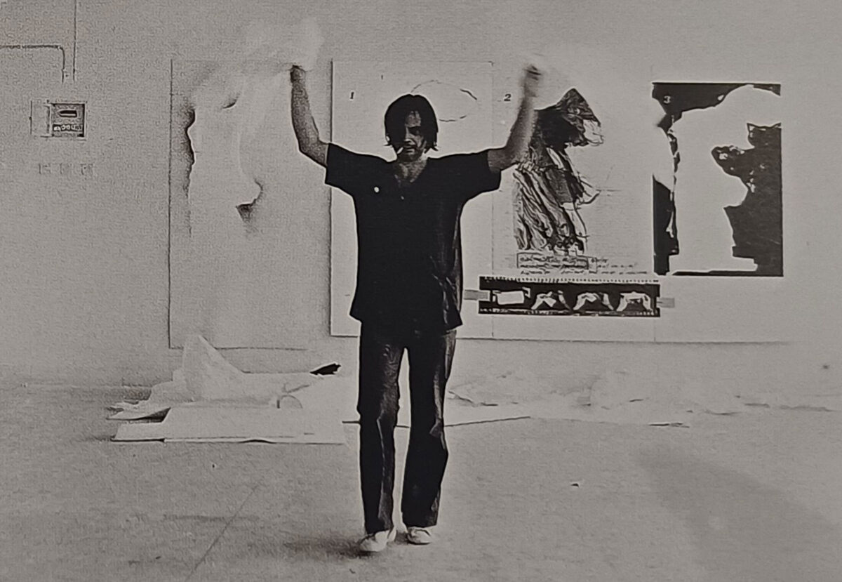 Γιώργος Λαζόγκας, «Νίκες-Παλίμψηστο», 1980, performance, Παρίσι. Δωρεά Λεωνίδα Μπέλτσιου. Πηγή εικόνας: MOMUS-Μουσείο Σύγχρονης Τέχνης.