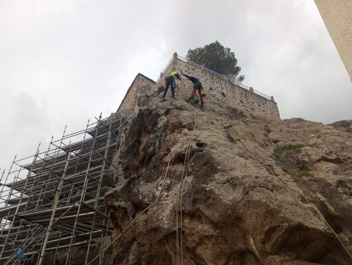 Εργασίες στερέωσης των πρανών στον βράχο της Πέτρας. Πηγή εικόνας: ΥΠΠΟ.