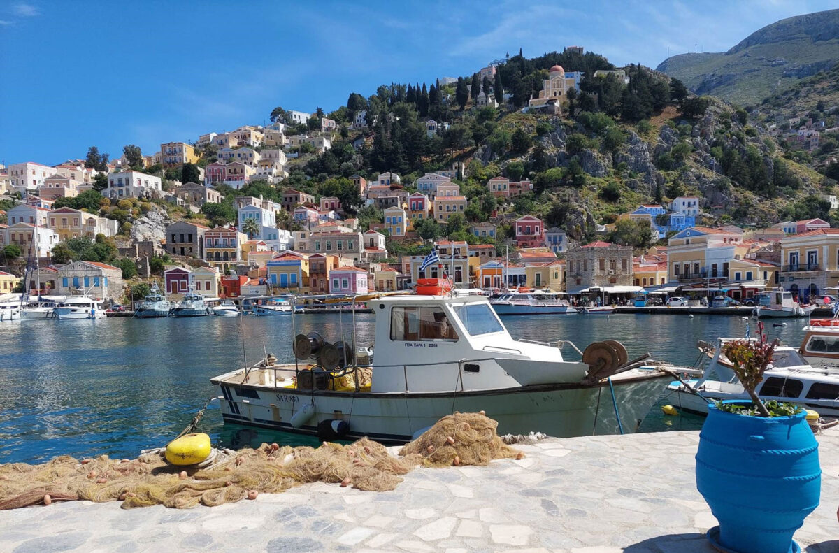 Άποψη του λιμανιού της Σύμης. Πηγή εικόνας: Wikimedia Commons / Tasoulapro.