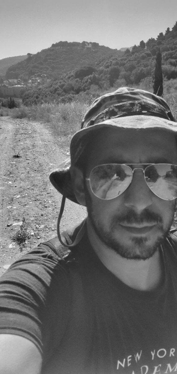 Ο ζωγράφος Γιώργος Ταξίδης πεζοπορεί σε μονοπάτι του Αγίου Όρους. 