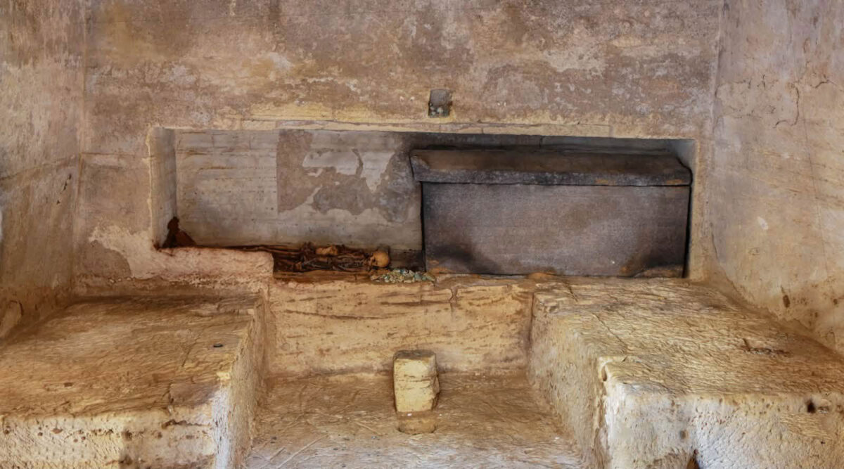 Υπόγειος τάφος με σκελετικά κατάλοιπα, από τη Μαρίνα Ελ Αλαμέιν. Πηγή: Υπουργε΄΄ιο Τουρισμού και Αρχαιοτήτων, Αίγυπτος. 