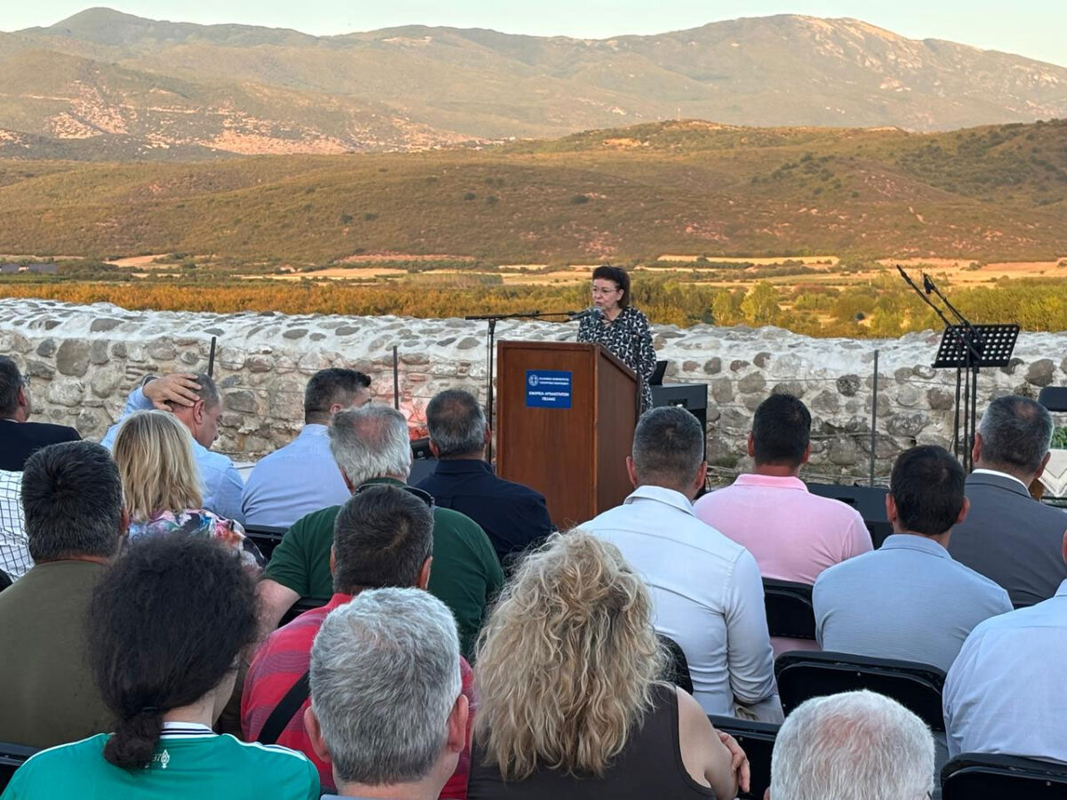 Η Υπουργός Πολιτισμού Λίνα Μενδώνη κατά την τελετή απόδοσης του μνημείου. Πηγή εικόνας: ΥΠΠΟ.