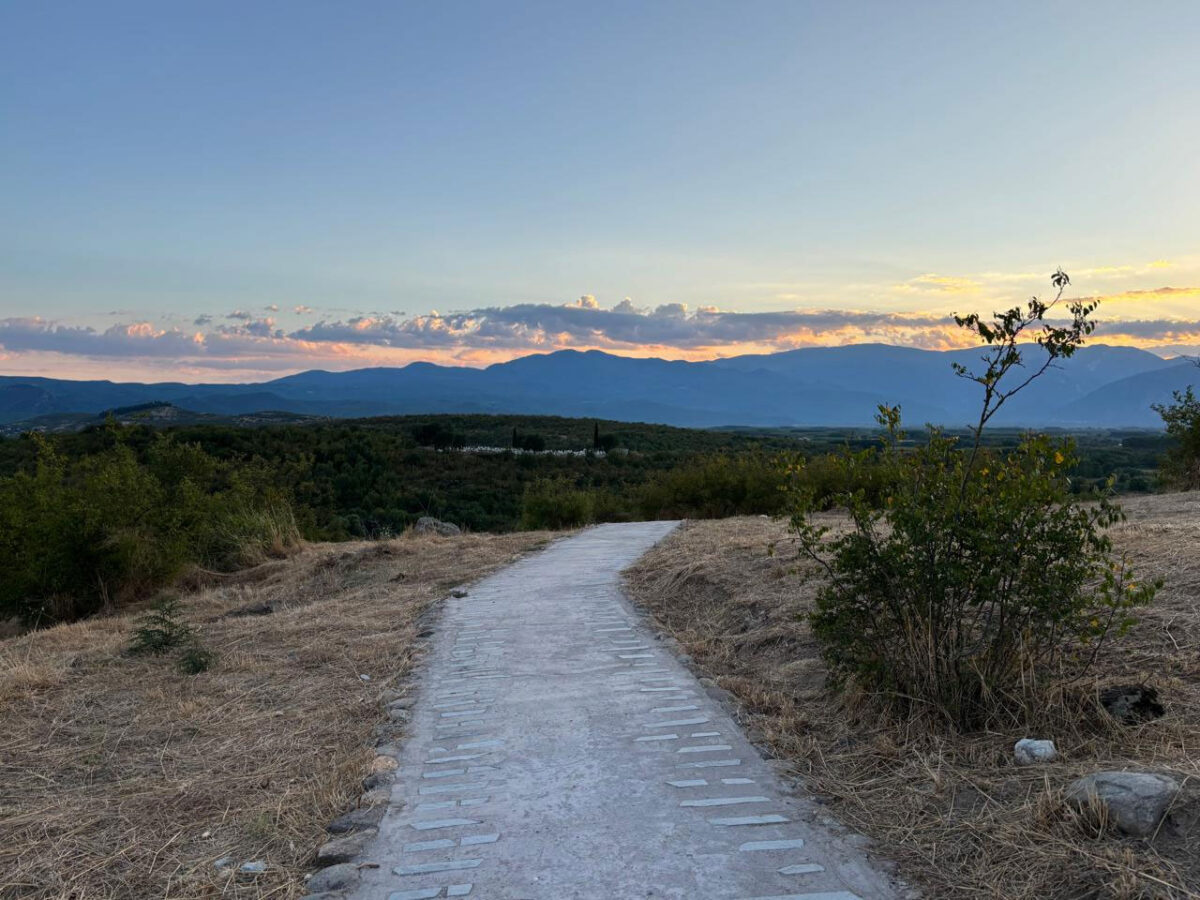 Άποψη της διαδρομής περιήγησης προς την Επισκοπική Βασιλική. Πηγή εικόνας: ΥΠΠΟ.