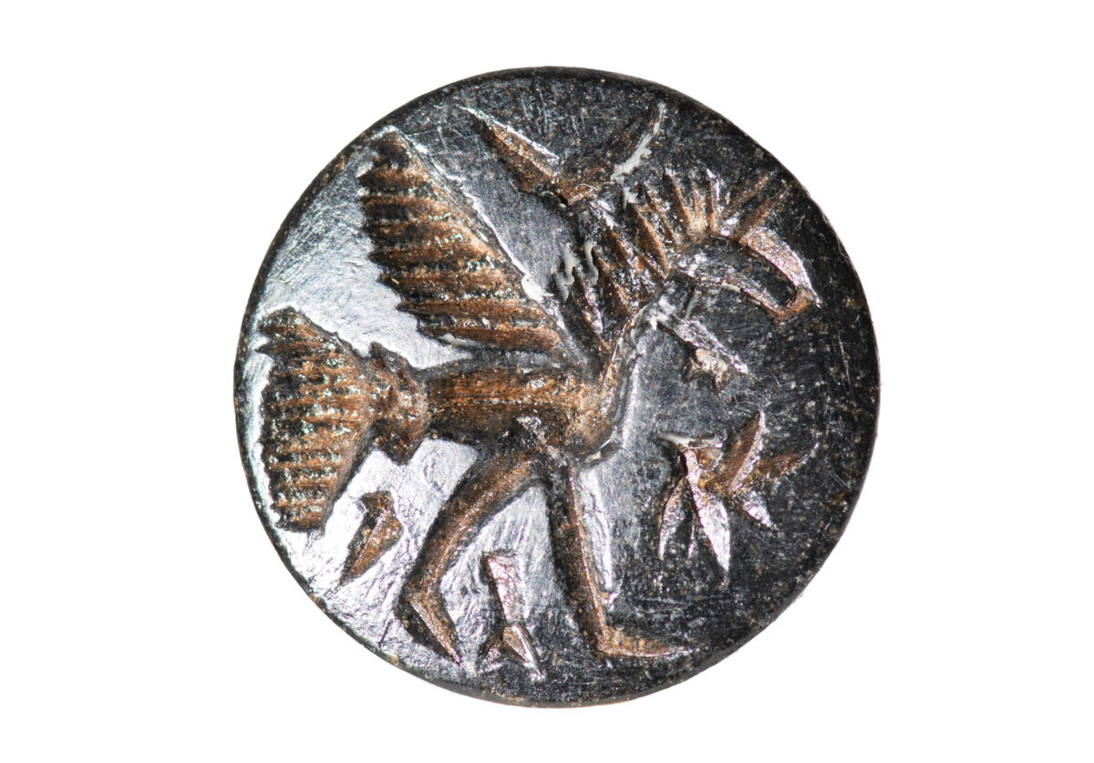 Σφραγίδα από την Urartu, από στεατίτη, 7ος αι. π.Χ., μήκος 2,7 εκ., πλάτος 1,9 εκ. Karmir Blur (Teišebaini), Μουσείο της Ιστορίας της Αρμενίας, αρ. ευρ.2010-155/a. © Μουσείο της Ιστορίας της Αρμενίας.