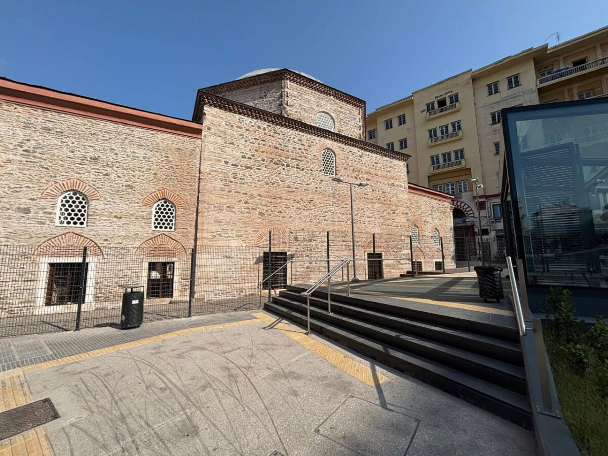 Εξωτερική όψη του τεμένους από την πλευρά της εισόδου στο μετρό. Πηγή εικόνας: ΥΠΠΟ.