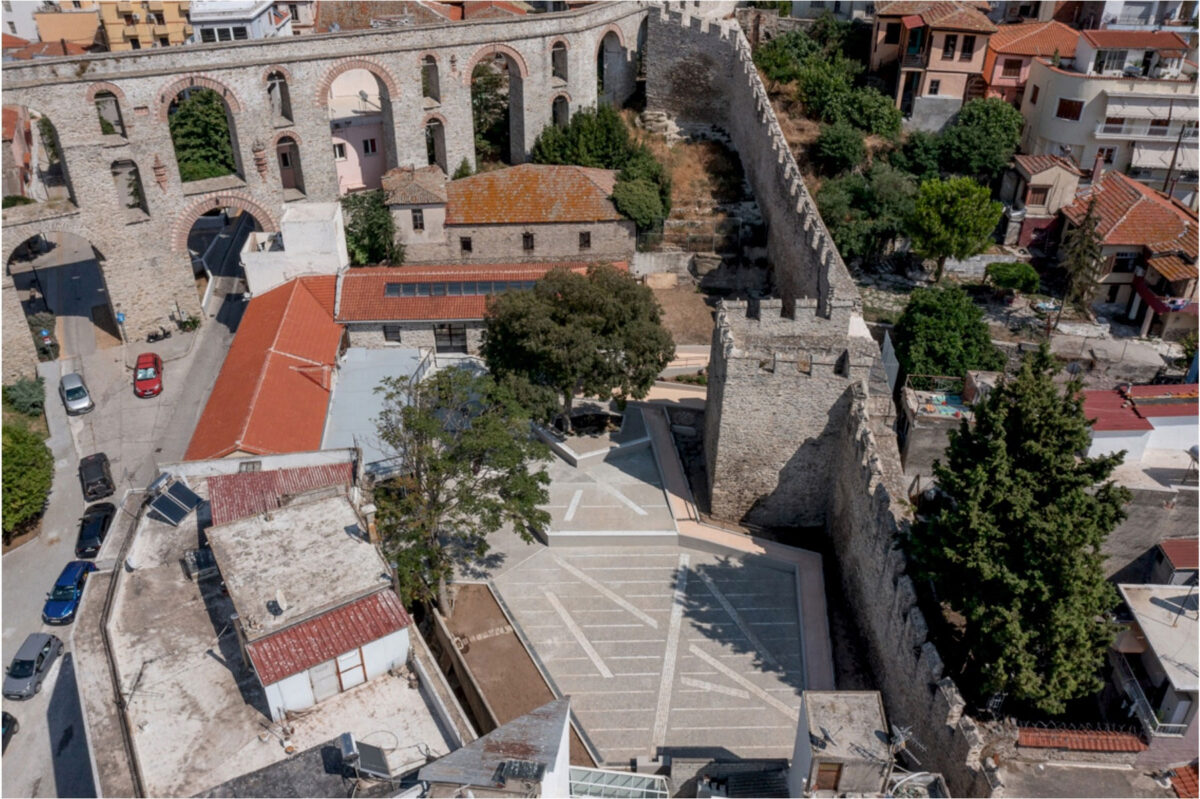 Άποψη της συνολικής επέμβασης στην οχύρωση της κάτω πόλης της Καβάλας από ψηλά. Πηγή εικόνας: ΥΠΠΟ.