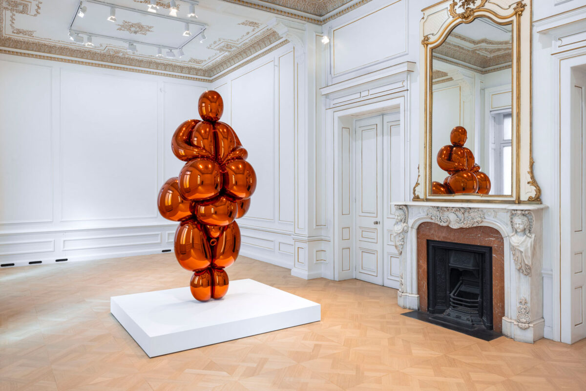 Jeff Koons, «Balloon Venus Lespugue» (Orange), 2013-2019. Ανοξείδωτος ανακλαστικός χάλυβας με διάφανη χρωματική επίστρωση, 266,9x124,1x104,7 εκ.
1/5 μοναδικές εκδόσεις. Συλλογή Homem Sonnabend. Φωτ.: Πάρις Ταβιτιάν © Μουσείο Κυκλαδικής Τέχνης.