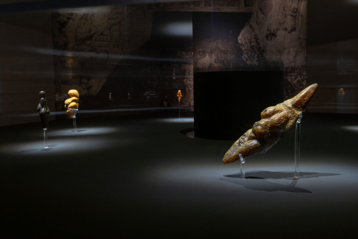Γενική άποψη της έκθεσης Jeff Koons: «Aφροδίτη» του Lespugue. © Μουσείο Κυκλαδικής Τέχνης. Φωτ.: Πάρις Ταβιτιάν.