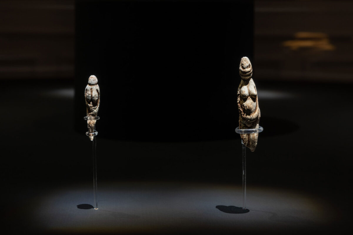 «Αφροδίτες της Παραβίτα I-II», 22.000-20.000 χρόνια πριν από σήμερα (πιστοποιημένα αντίγραφα). Εθνικό Αρχαιολογικό Μουσείο του Τάραντα (MArTA), 139802, 139803. © Μουσείο Κυκλαδικής Τέχνης. Φωτ.: Πάρις Ταβιτιάν.