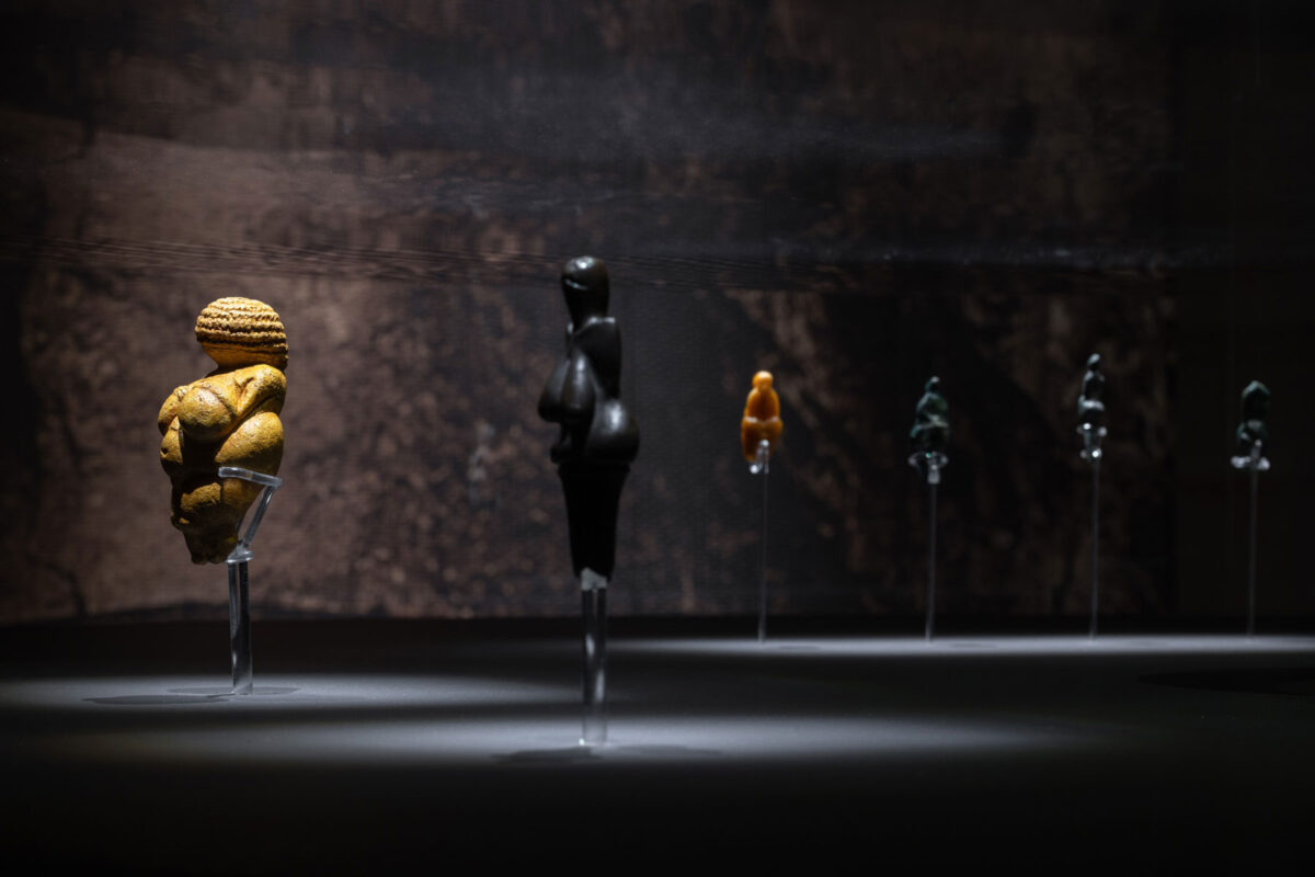 Γενική άποψη της έκθεσης Jeff Koons: «Aφροδίτη» του Lespugue. © Μουσείο Κυκλαδικής Τέχνης. Φωτ.: Πάρις Ταβιτιάν.