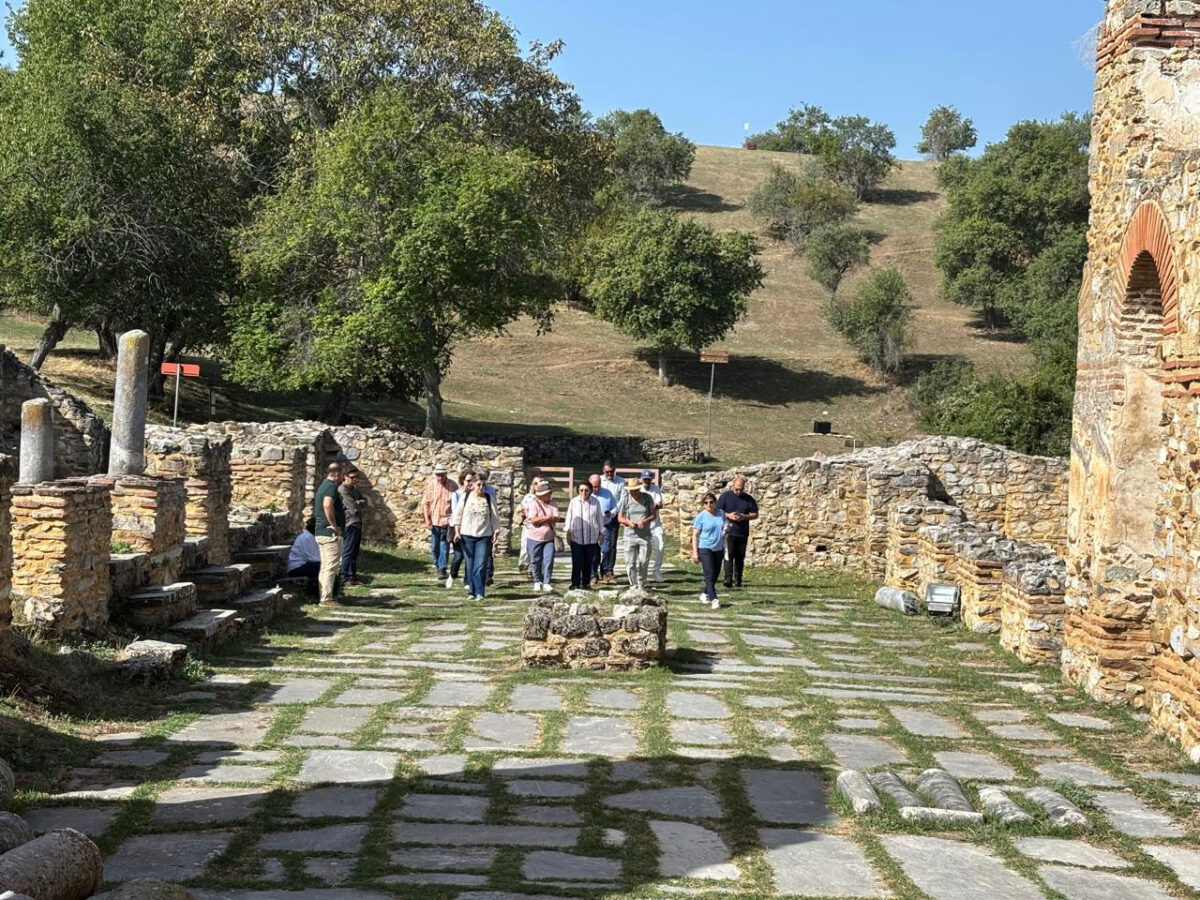 Η Λίνα Μενδώνη στον ναό του Αγίου Αχιλλείου. Πηγή εικόνας: ΥΠΠΟ.