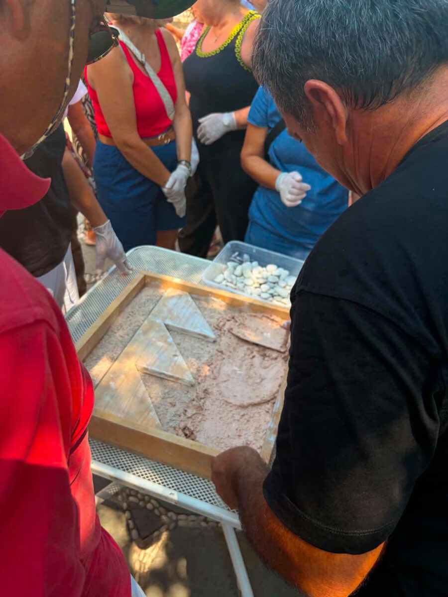 Στιγμιότυπο από το πρόγραμμα για τη μετάδοση της τέχνης του βοτσαλωτού στις νεότερες γενιές. Πηγή εικόνας: ΑΠΕ-ΜΠΕ / Δ. Χατζηδιάκου. 