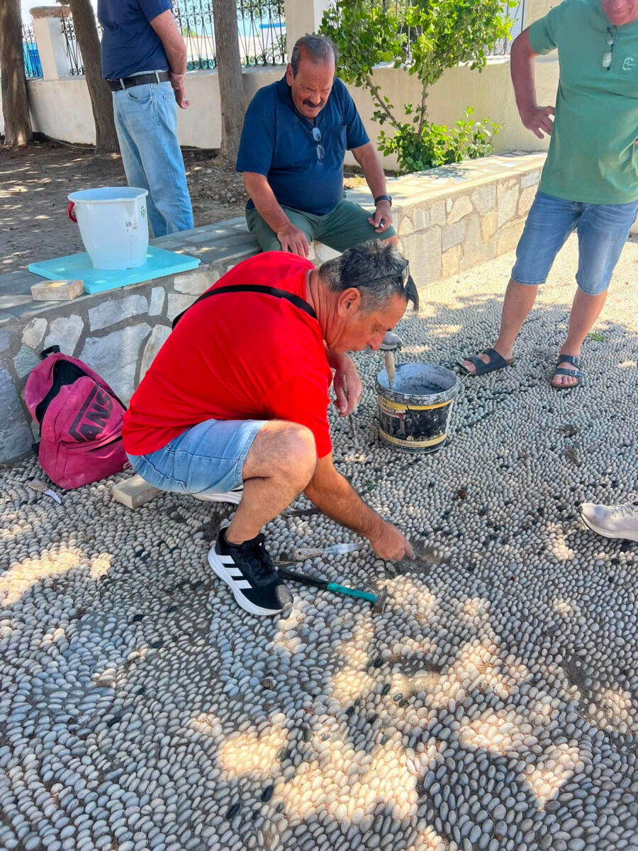 Στιγμιότυπο από το πρόγραμμα για τη μετάδοση της τέχνης του βοτσαλωτού στις νεότερες γενιές. Πηγή εικόνας: ΑΠΕ-ΜΠΕ / Δ. Χατζηδιάκου. 