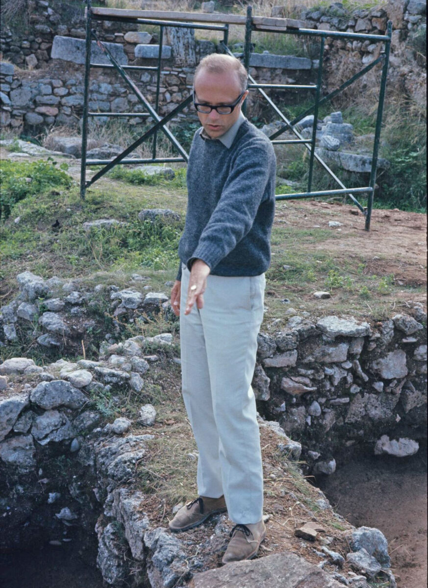 Ο Charles K. Williams II στην ανασκαφή της Αρχαίας Κορίνθου. Πηγή εικόνας: ΑΣΚΣΑ.