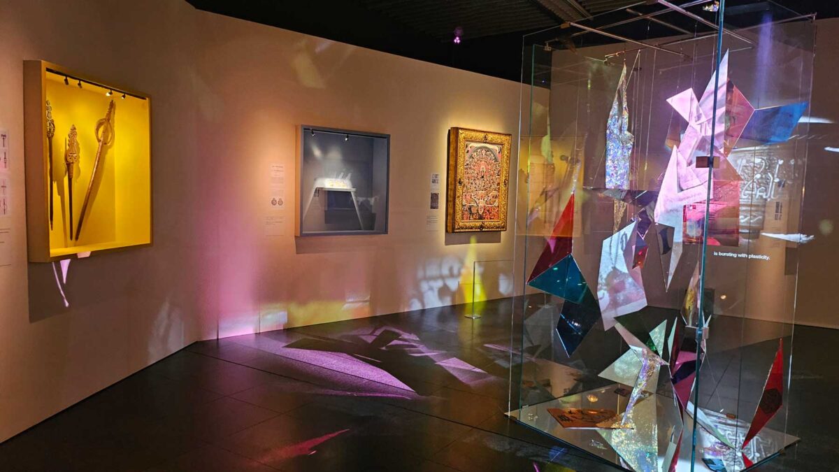 Άποψη της έκθεσης «Cahiers d'art, 100 Χρόνια. Μέσα από τις συλλογές του Μουσείου Μπενάκη», με το έργο της Nαταλίας Παπαδοπούλου «Afterimages: Μικρή αρχαιολογία των πιθανοτήτων», 2026, μια ανάθεση του Μουσείου Μπενάκη. Πηγή εικόνας: Μουσείο Μπενάκη.