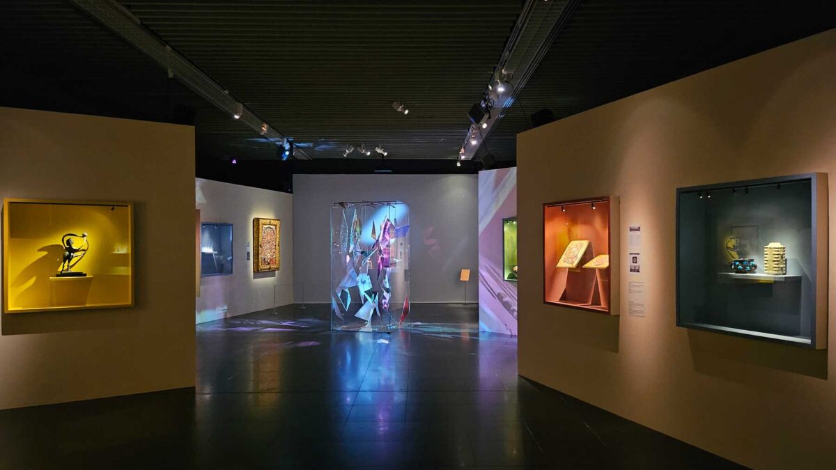 Άποψη της έκθεσης «Cahiers d'art, 100 Χρόνια. Μέσα από τις συλλογές του Μουσείου Μπενάκη», με το έργο της Nαταλίας Παπαδοπούλου «Afterimages: Μικρή αρχαιολογία των πιθανοτήτων», 2026, μια ανάθεση του Μουσείου Μπενάκη. Πηγή εικόνας: Μουσείο Μπενάκη.