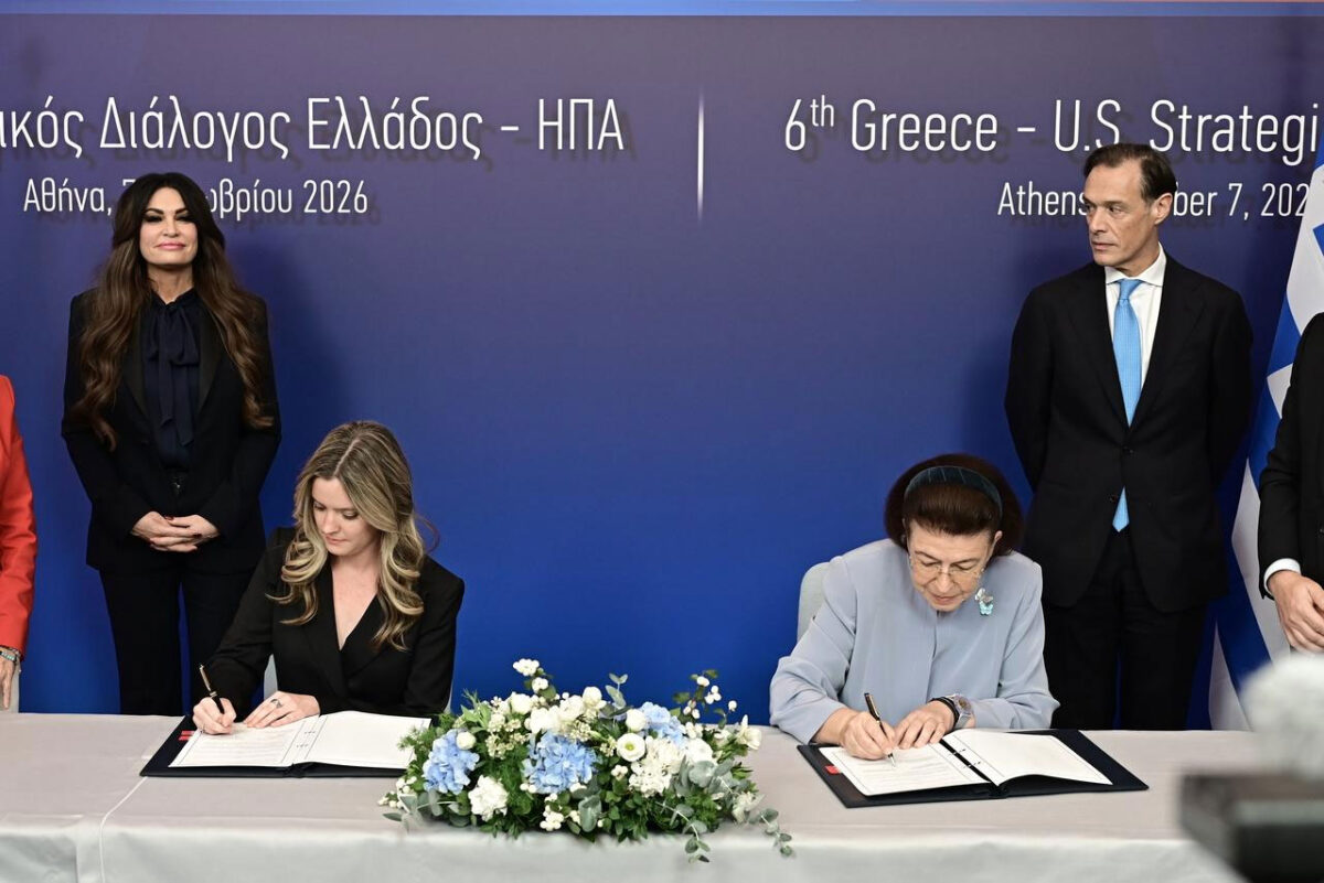 Στιγμιότυπο από την υπογραφή ανανέωσης του Μνημονίου Κατανόησης για την προστασία της πολιτιστικής κληρονομιάς και την καταπολέμηση της παράνομης διακίνησης πολιτιστικών αγαθών, μεταξύ Ελλάδα και ΗΠΑ. Πηγή εικόνας: ΥΠΠΟ.
