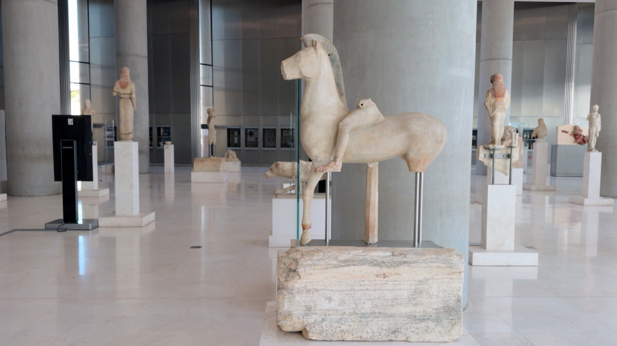 Το γλυπτό στη νέα, αποκατεστημένη μορφή του στην Αίθουσα Αρχαϊκής Ακρόπολης. Πηγή εικόνας: Μουσείο Ακρόπολης.
