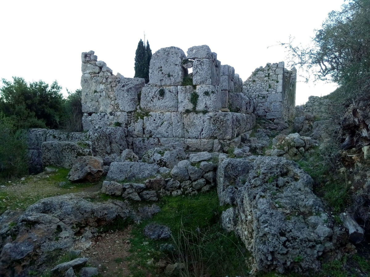 Άποψη της πυργοειδούς κατασκευής των ελληνιστικών χρόνων στο Άνω Άνδηρο, από τα βόρεια. Φωτογραφία αρχείου. Πηγή εικόνας: ΥΠΠΟ / © Χρ. Μαραμπέα.