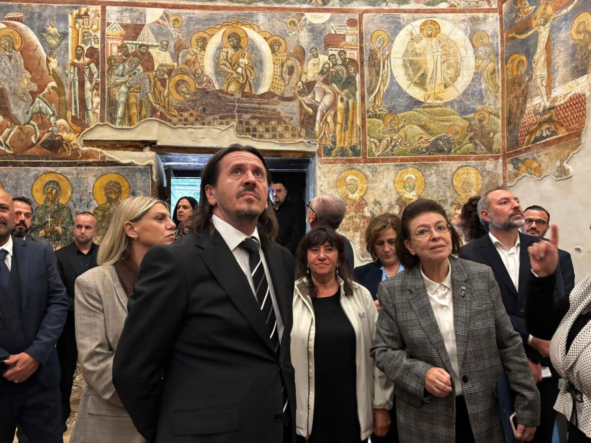 Από την απόδοση από τους Υπουργούς Πολιτισμού Ελλάδας και Β. Μακεδονίας του έργου της αποκατάστασης του τοιχογραφικού διακόσμου. Πηγή εικόνας: ΥΠΠΟ.