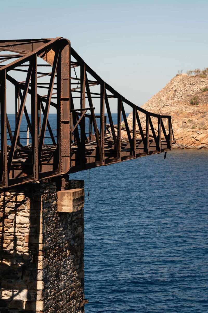 Η σκάλα των μεταλλείων στο Μέγα Λιβάδι Σερίφου. Φωτ.: Νίκος Κοκολάκης © Μουσείο Κυκλαδικής Τέχνης.