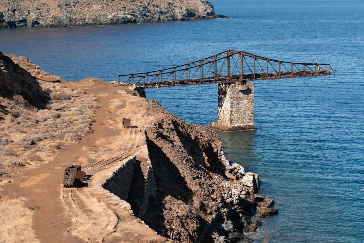 Η σκάλα των μεταλλείων στο Μέγα Λιβάδι Σερίφου. Φωτ.: Νίκος Κοκολάκης © Μουσείο Κυκλαδικής Τέχνης.