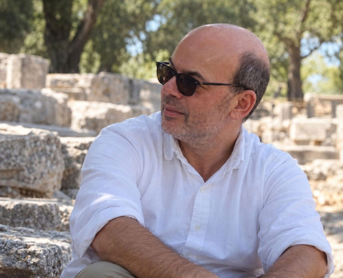 Ο Γιάννης Λώλος. Πηγή εικόνας: Τμήμα Ιστορίας, Αρχαιολογίας και Κοινωνικής Ανθρωπολογίας του Πανεπιστημίου Θεσσαλίας via Facebook.