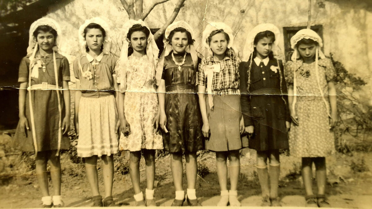 Λαζαρίνες στη Λιβαδιά Σερρών το 1947. Πηγή εικόνας: ΥΠΠΟ.
