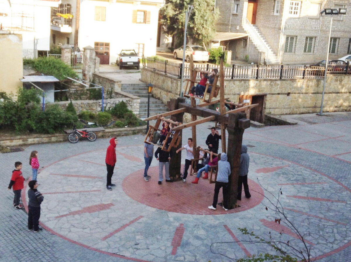 Το Πασχαλινό Έθιμο της Ροδάνης στη Συνοικία Απόζαρι του νομού Καστοριάς. Πηγή εικόνας: ΥΠΠΟ.